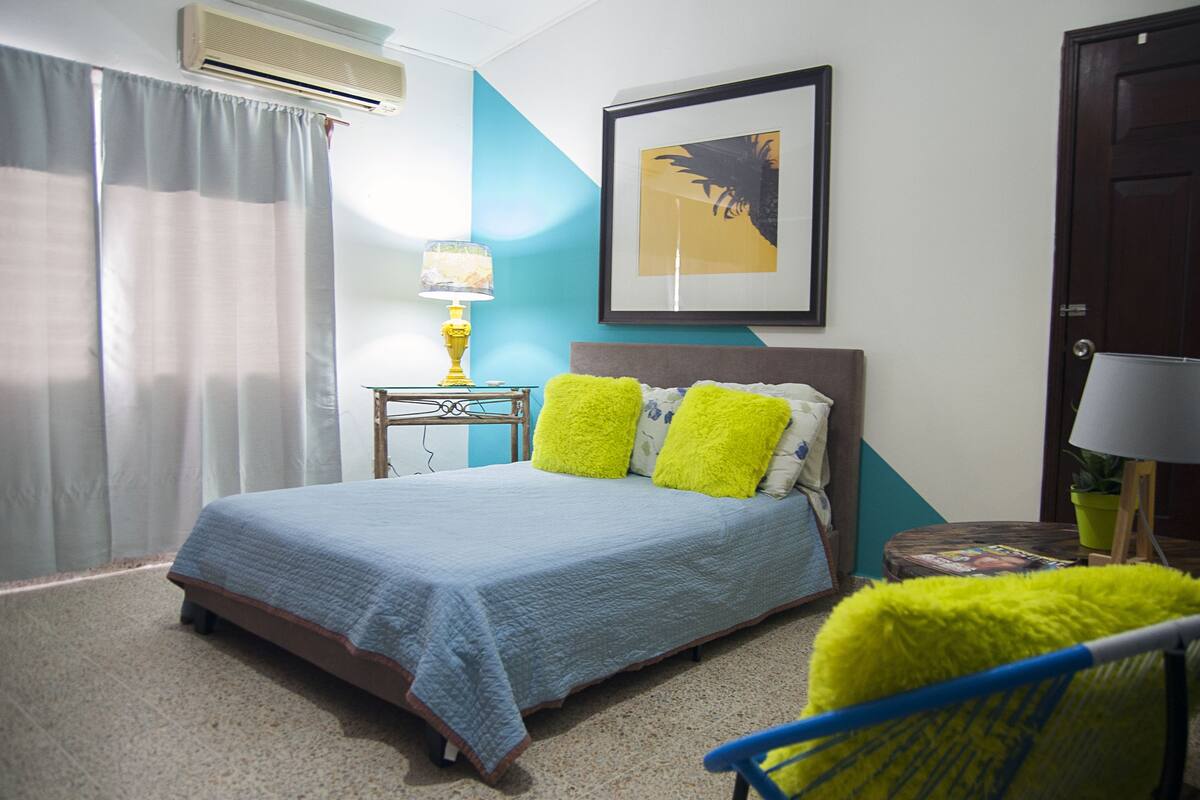 Dormitorio condiviso Standard, 1 letto singolo, bagno condiviso | Una cassaforte in camera, una scrivania, Wi-Fi gratuito