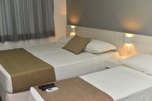 Habitación triple familiar | Minibar, caja de seguridad en la habitación, wifi gratis y ropa de cama 