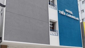 A modern hotel building with a sign reading "HOTEL TRÉS CARAVELAS". - Hotel Três Caravelas (Fortaleza)