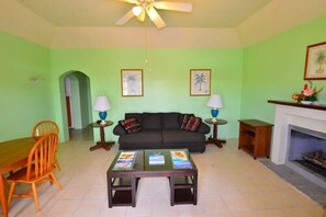 Leilighet – deluxe, 1 soverom, kjøkken | Oppholdsområde | En 30-tommers Flatskjerm-TV med kabel-kanaler samt TV og DVD-spiller