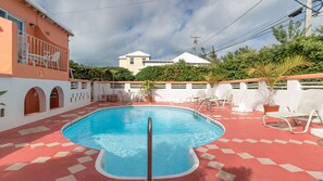 Una piscina al aire libre