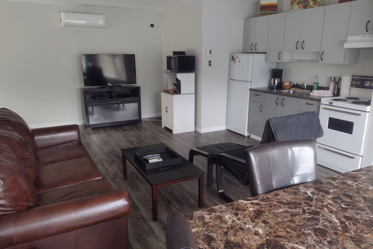 Condo, vue sur la piscine | Aire de séjour | Téléviseur ACL, foyer, lecteur de DVD