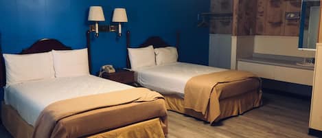 Habitación estándar, 2 camas matrimoniales, para fumadores | Escritorio, wifi gratis y ropa de cama