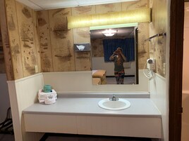 Standard Room, 1 Queen Bed, Non Smoking | Bathroom | Combined shower/tub, free toiletries, hair dryer