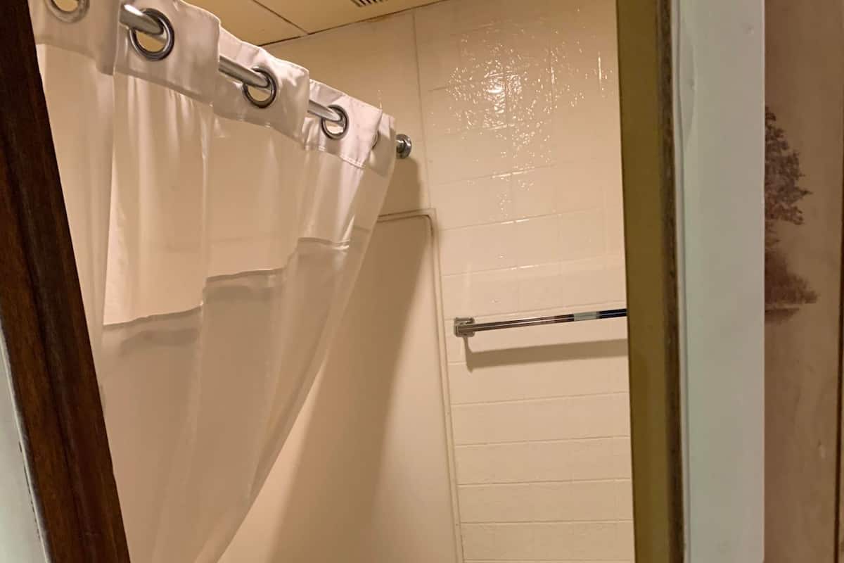 Ensemble douche/baignoire, articles de toilette gratuits, sĂšche-cheveux