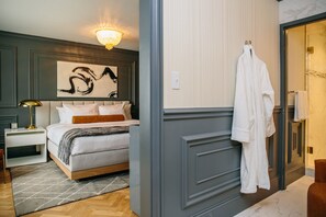 Chambre Prestige, 1 très grand lit | Coffre-fort, bureau, espace de travail pour ordinateurs portables