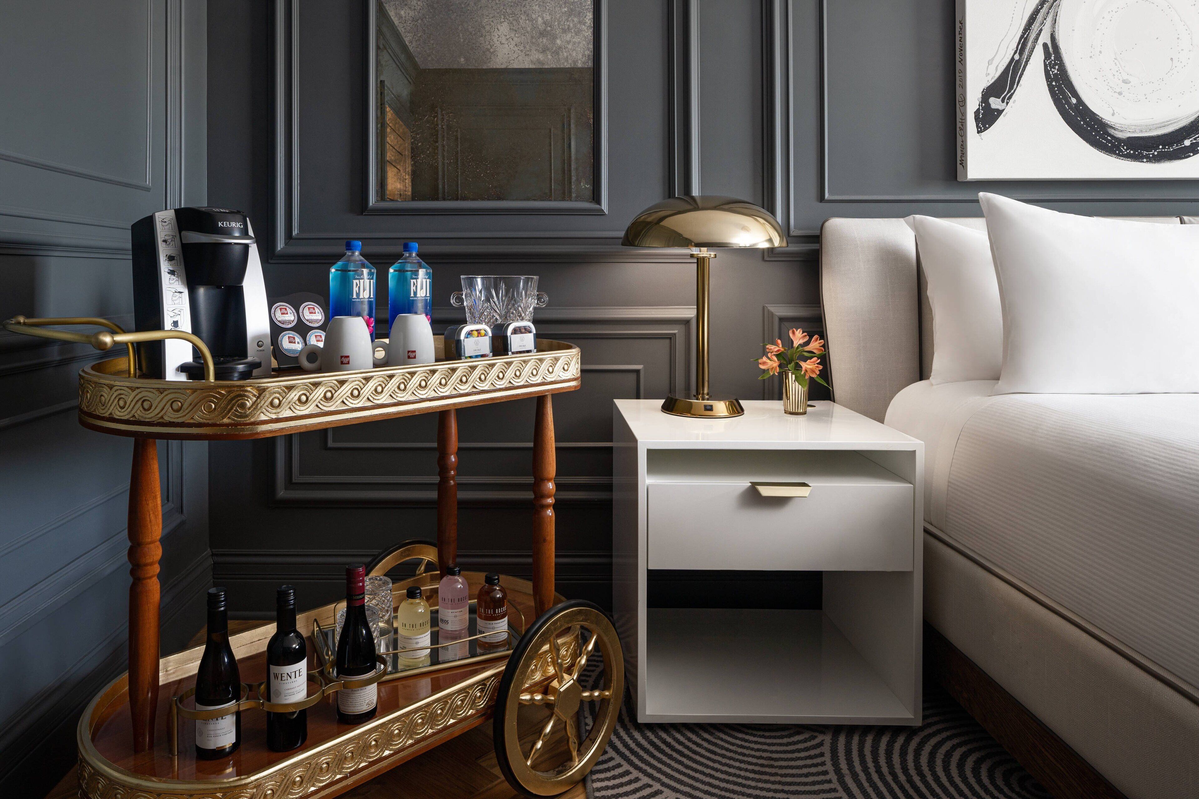 premium room, 1 king bed, non smoking | 1 bedroom, in-room safe, desk, laptop workspace