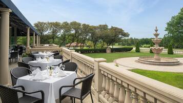 2 restaurants, breakfast, lunch, dinner served; American cuisine