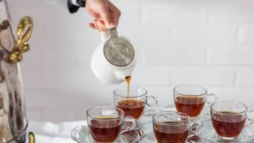 2 restaurants, breakfast, lunch, dinner served; American cuisine