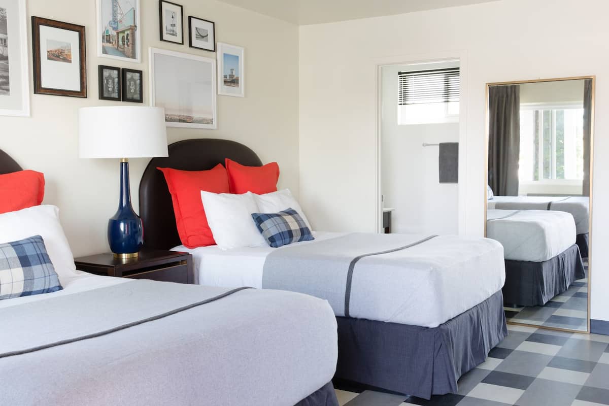 Deluxe kamer, 2 tweepersoonsbedden, kitchenette | Luxe beddengoed, donzen dekbedden, een kluis op de kamer, een bureau