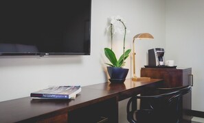 Télévision à écran plat de 32 pouces avec chaînes par câble, télévision