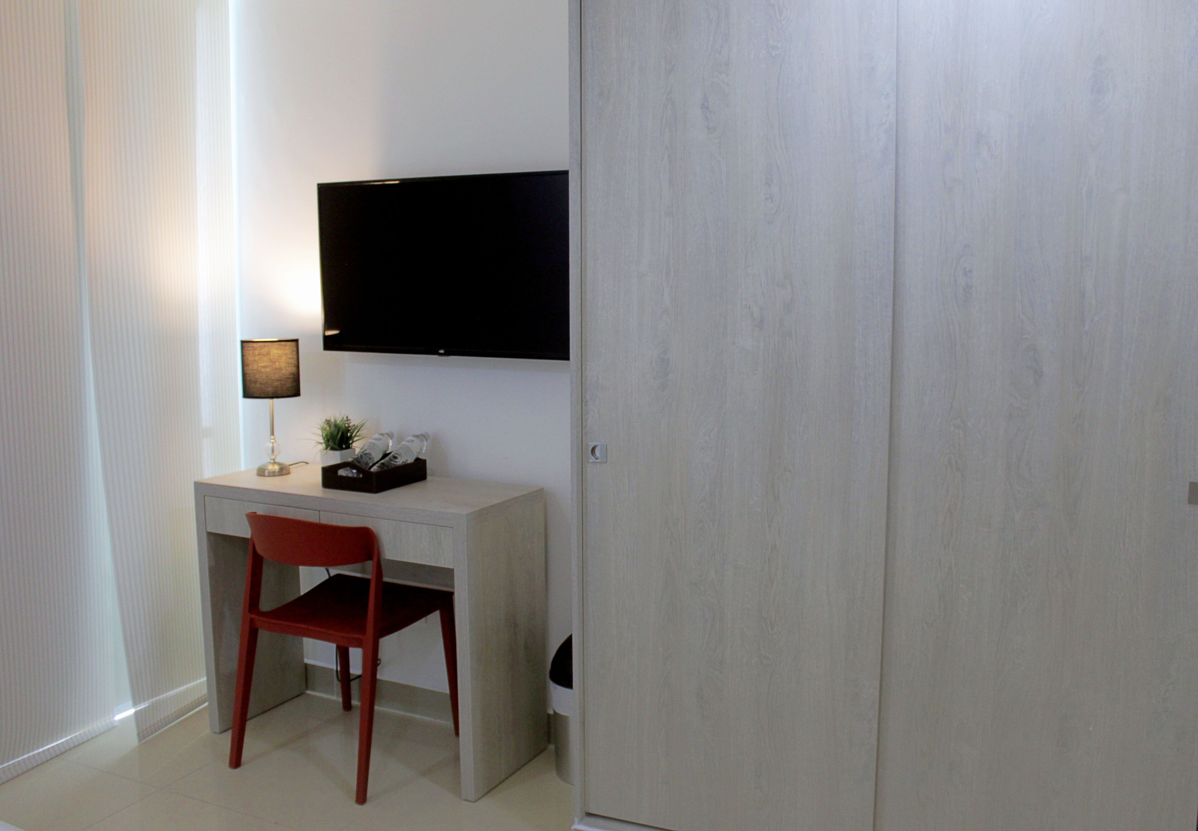 habitacion superior interna | in-room safe, desk, laptop workspace, soundproofing