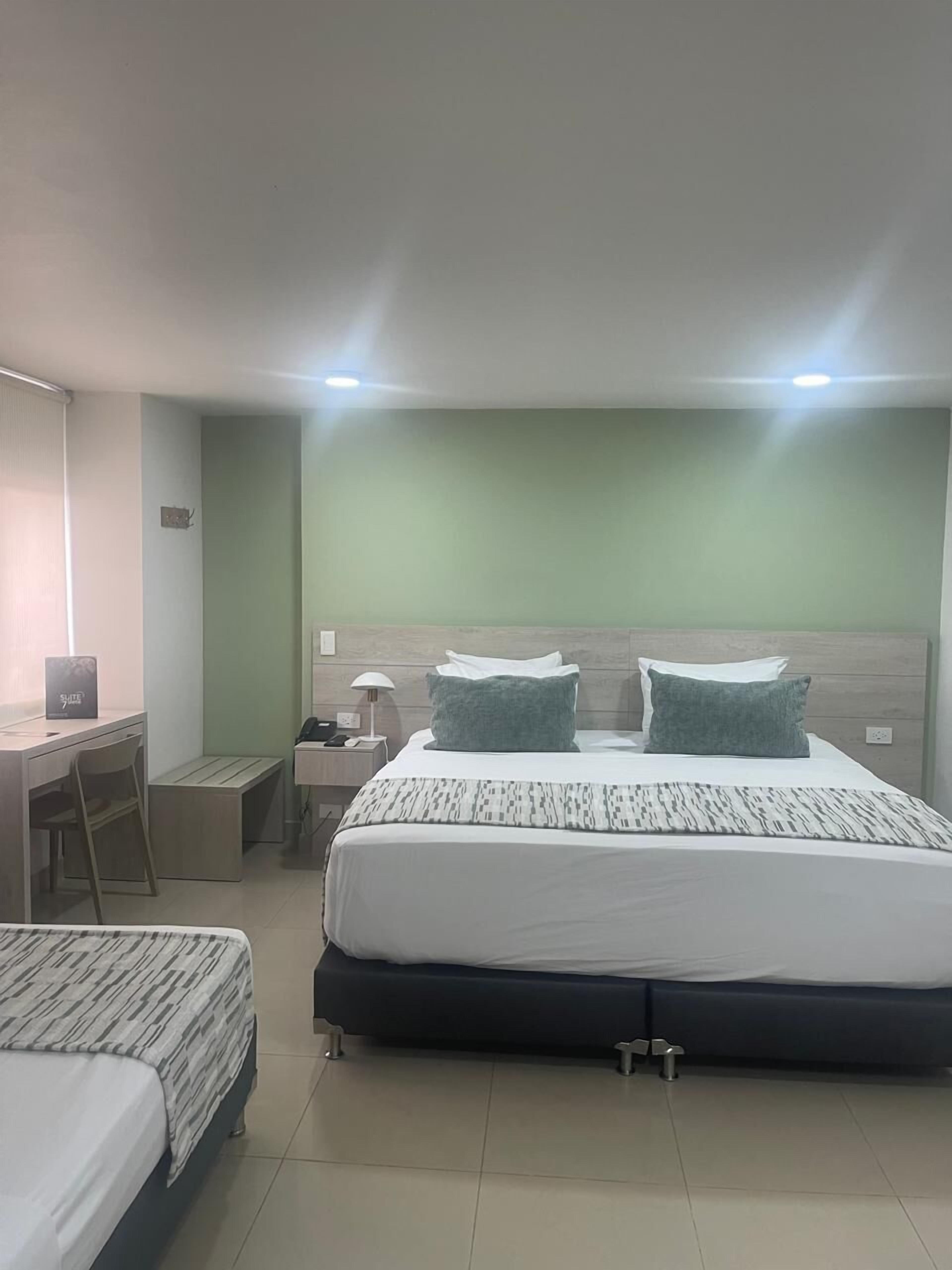 Habitacion Superior Interna | Een kluis op de kamer, een bureau, een laptopwerkplek