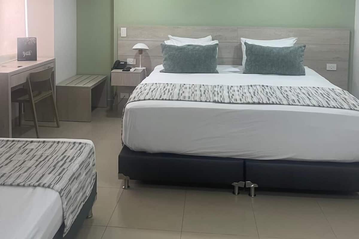 Habitacion Superior Interna | Een kluis op de kamer, een bureau, een laptopwerkplek