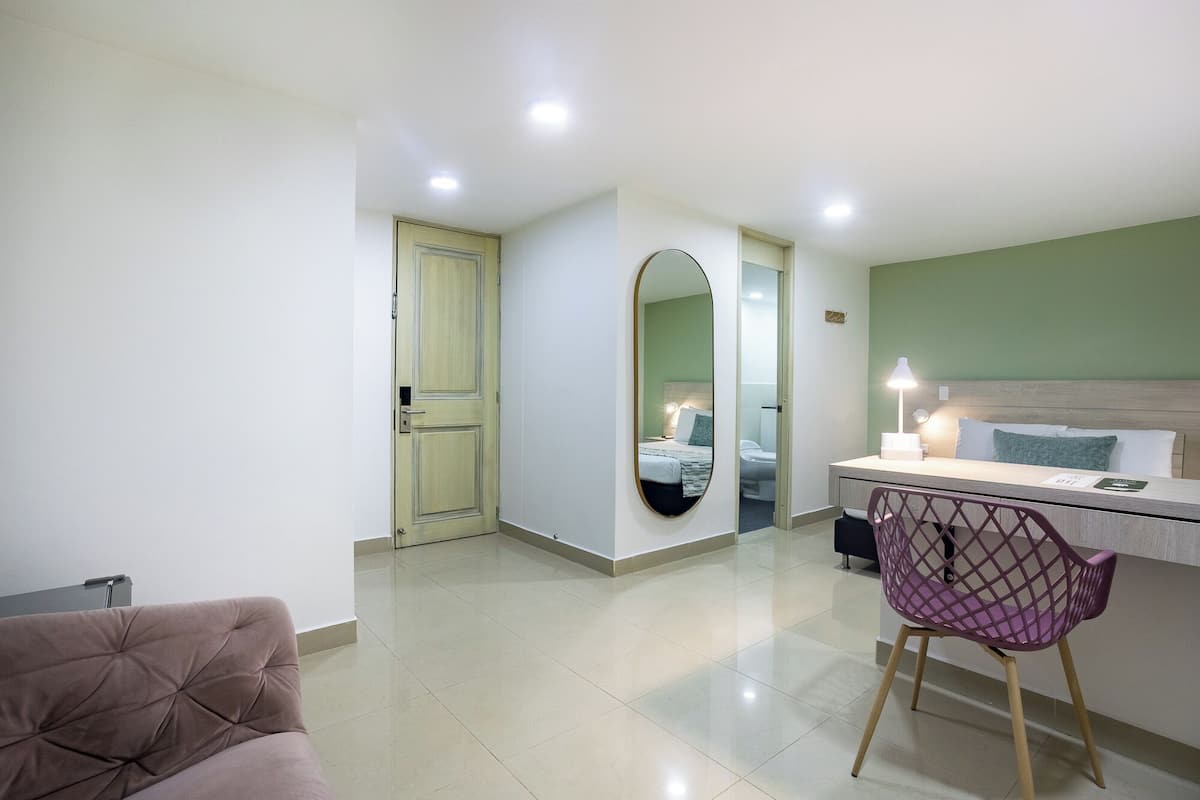 Camera Executive | Una cassaforte in camera, una scrivania, postazione laptop