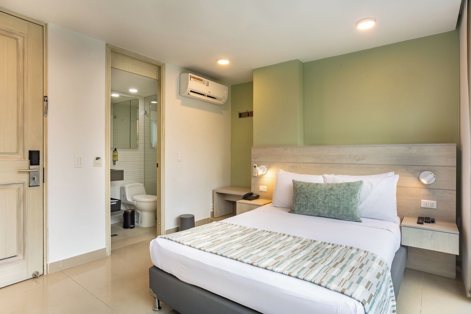 habitacion estandar con vista | in-room safe, desk, laptop workspace, soundproofing