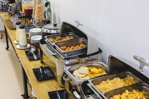 Café da manhã com buffet grátis todos os dias