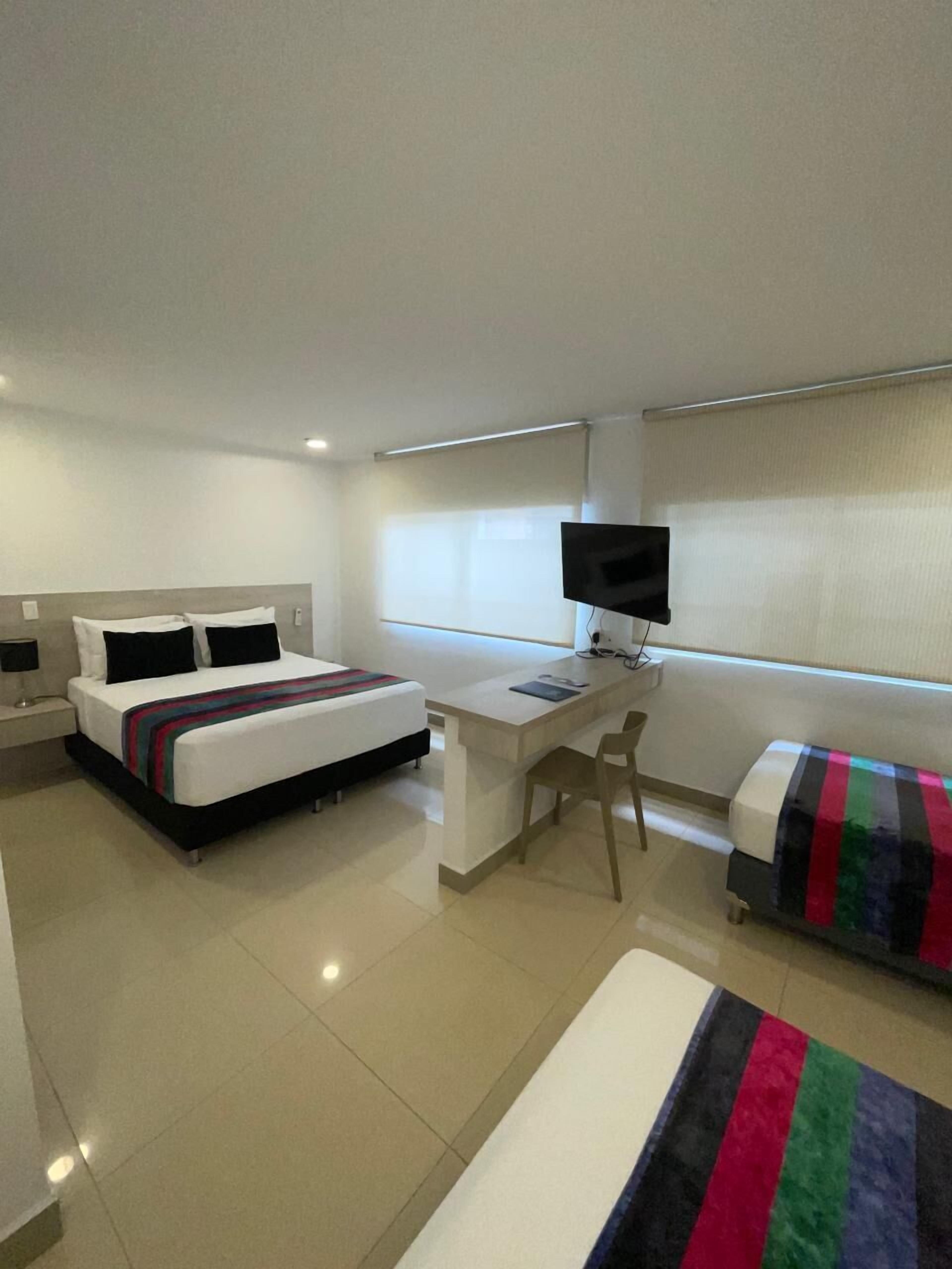 Habitacion Superior Interna | Una cassaforte in camera, una scrivania, postazione laptop