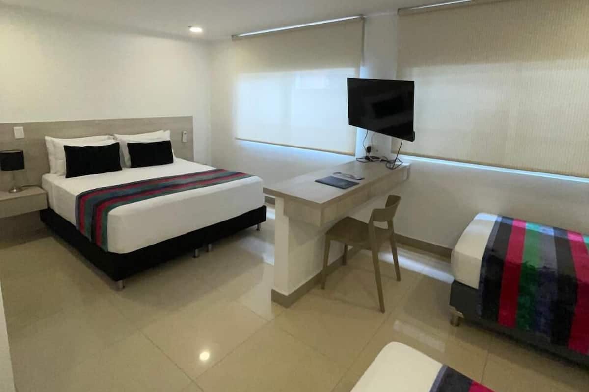 Habitacion Superior Interna | Una cassaforte in camera, una scrivania, postazione laptop