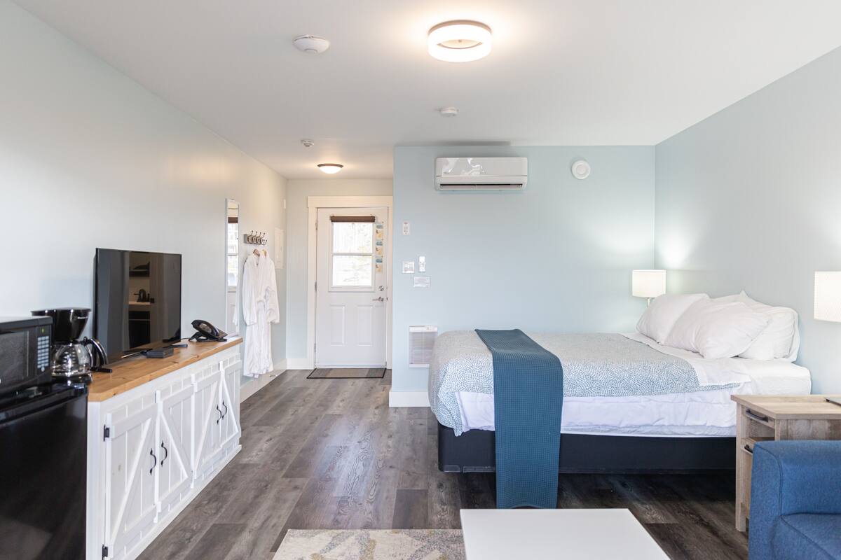Studio, 1 queensize-seng, delvis havutsikt | Oppholdsområde | En 60-tommers Flatskjerm-TV med kabel-kanaler samt TV