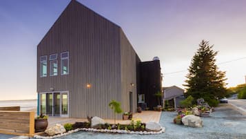 Lunch, dinner, brunch served; local cuisine