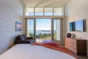 Loft, Not Ocean Front | Premium bedding, iron/ironing board, free WiFi, bed sheets