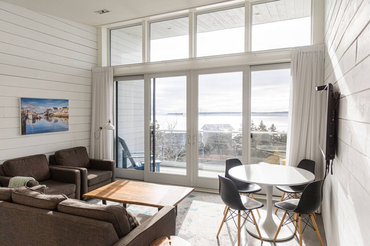 Loftsrom – deluxe, 2 soverom | Oppholdsområde | En 60-tommers Flatskjerm-TV med kabel-kanaler samt TV