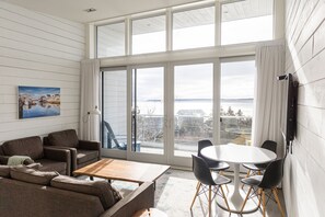 Deluxe Loft, 2 Bedrooms, Not Ocean Front | Living area