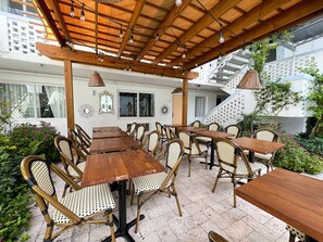 Breakfast, lunch and dinner served - North Beach Hotel (Fort Lauderdale)
