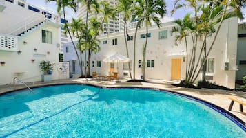 4 piscinas externas, guarda-sóis, espreguiçadeiras