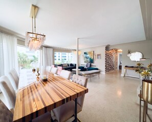 Penthouse, 2 Schlafzimmer | 1 Schlafzimmer, Zimmersafe, individuell dekoriert