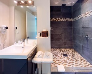 Penthouselejlighed | Badeværelse | Gratis toiletartikler, hårtørrer, håndklæder, Sæbe