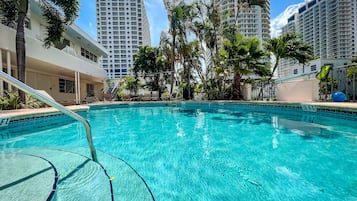 4 piscine all'aperto, ombrelloni da piscina, lettini