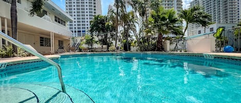 4 piscines extérieures, parasols de plage, chaises longues