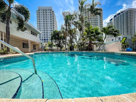 4 piscinas al aire libre, sombrillas, sillones reclinables de piscina