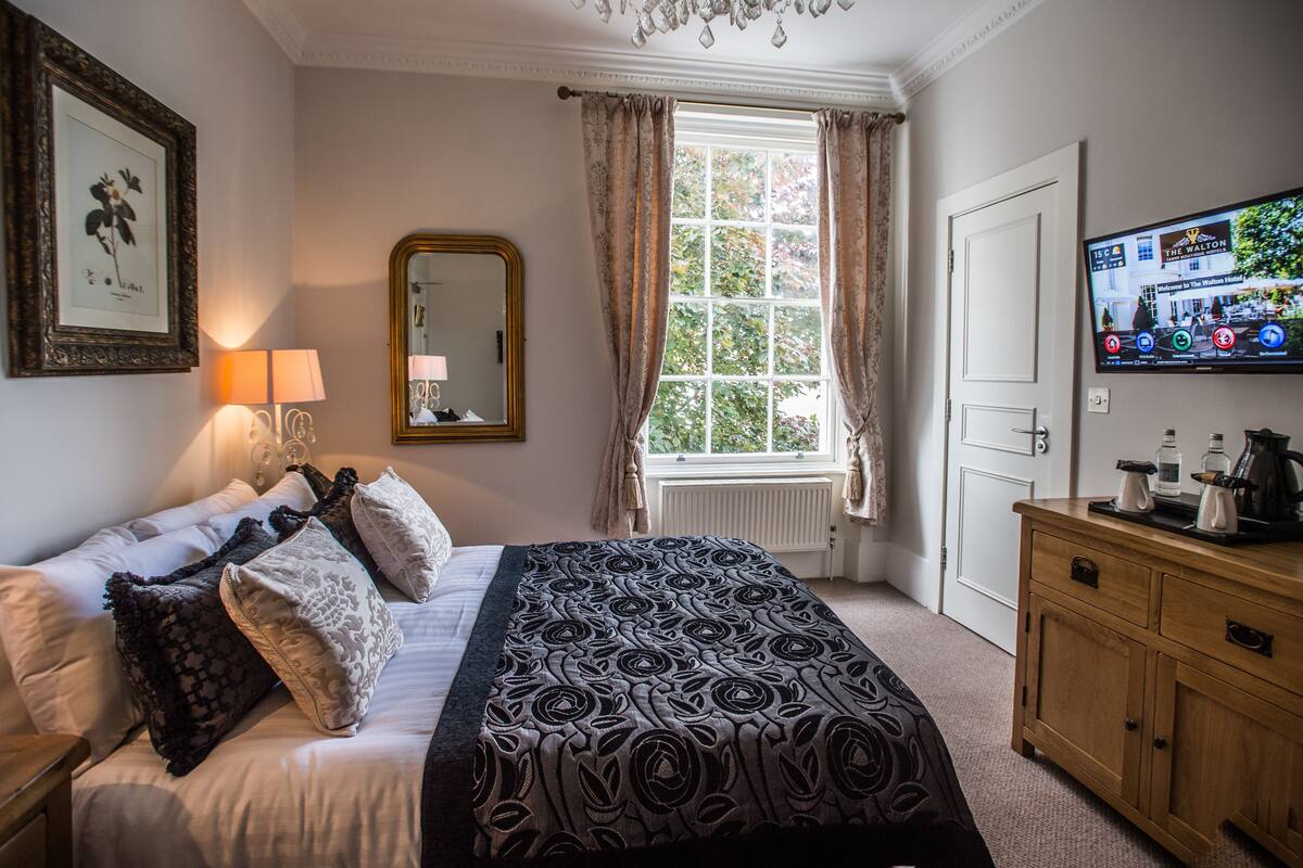 Premium bedding, in-room safe, individually decorated