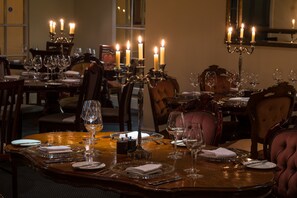 Breakfast, lunch, dinner served; British cuisine
