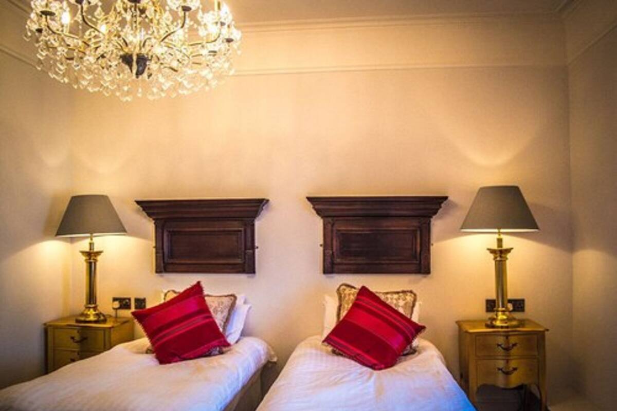 Premium bedding, in-room safe, individually decorated