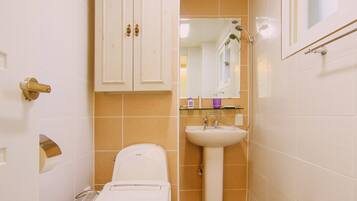 Standard Single Room | Bathroom | Shower, free toiletries, hair dryer, slippers