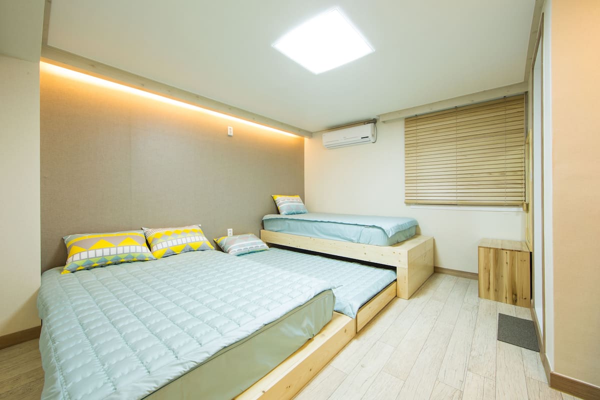 Family Room | Iron/ironing board, free WiFi, bed sheets