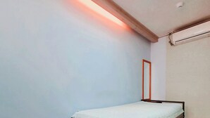 スタンダード シングルルーム | アイロン / アイロン台、WiFi (無料)、ベッドシーツ