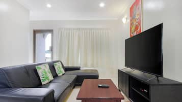 Executive Suite, 1 Bedroom, Non Smoking, Kitchenette | Iron/ironing board, bed sheets