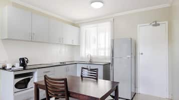 Executive Suite, 1 Bedroom, Non Smoking, Kitchenette | Private kitchen | Fridge, microwave, cookware/dishes/utensils