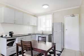 Executive Suite, 1 Bedroom, Non Smoking, Kitchenette | Private kitchen