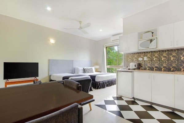 Iron/ironing board, bed sheets