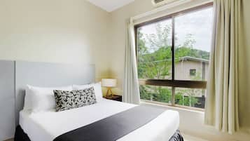 Iron/ironing board, bed sheets