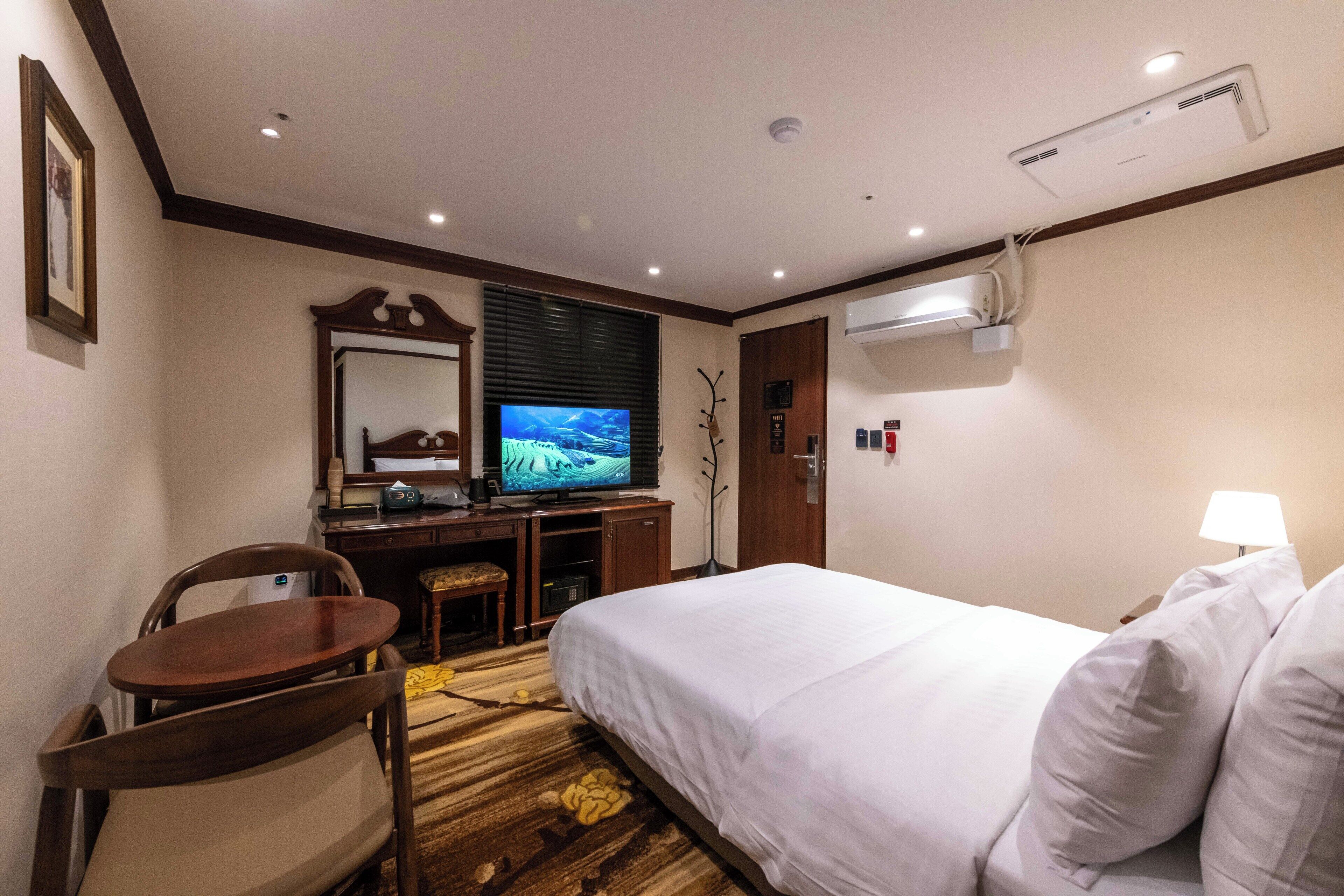 Compact Double Room (NO WINDOWS) | Individuell dekoriert, individuell eingerichtet, kostenloses WLAN