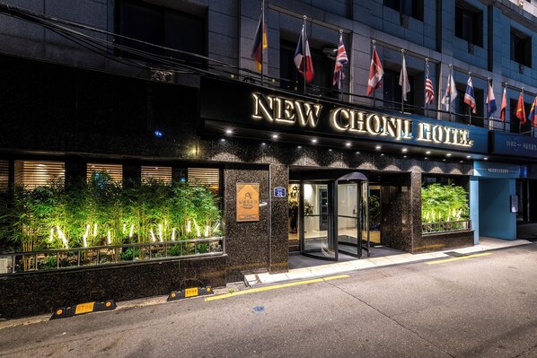 Front of property - New Chonji Hotel (Seoul)