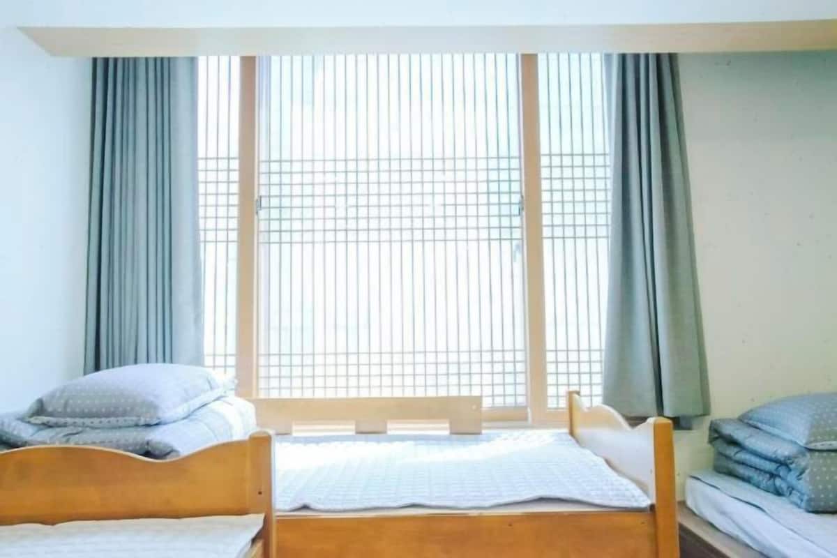 Desk, laptop workspace, soundproofing, free WiFi