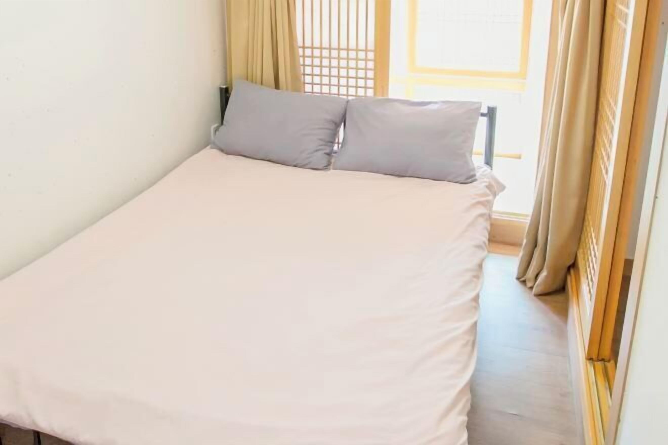 Desk, laptop workspace, soundproofing, free WiFi